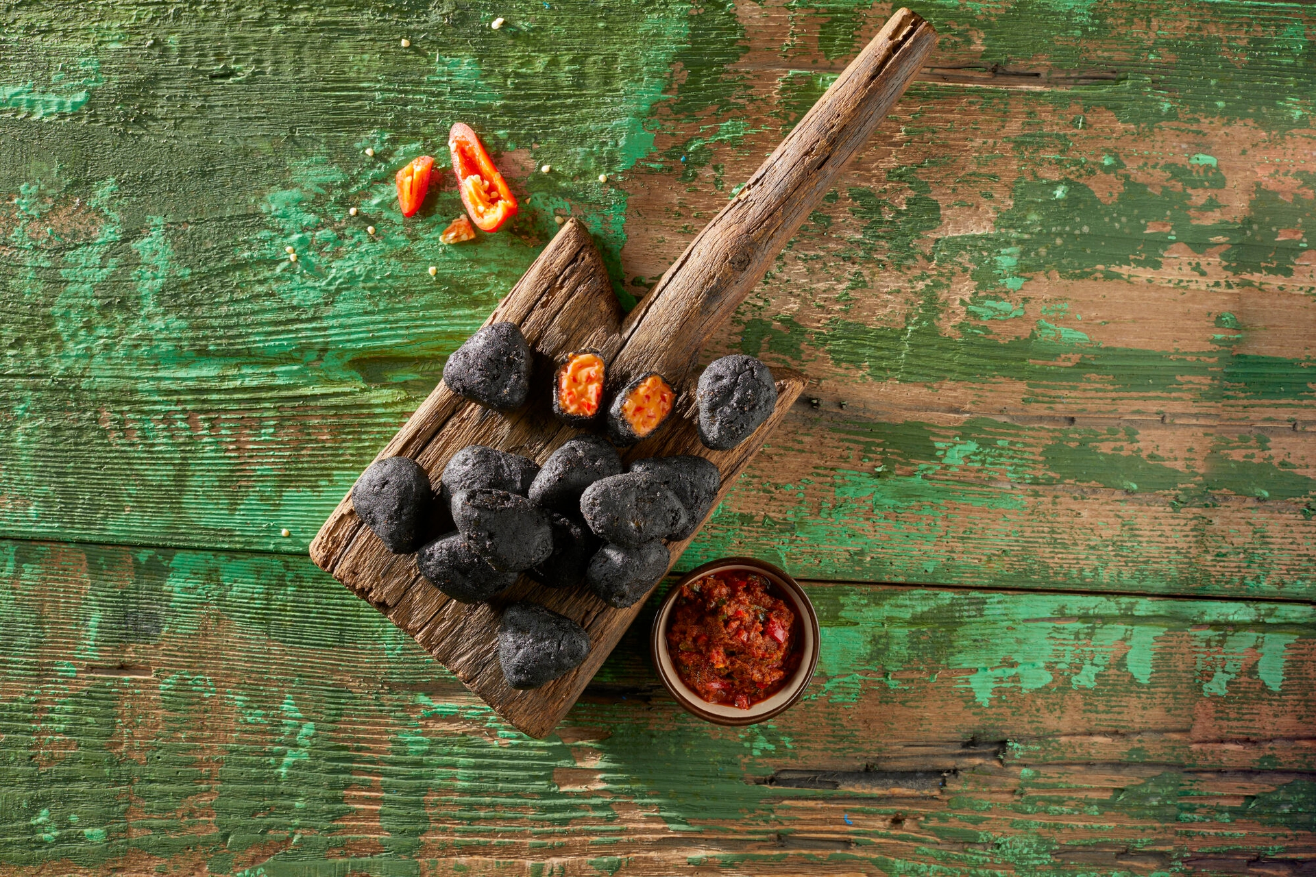 aviko_crni_kroketi_s_cheddar_sirom_i_halapenja_papricicom_jelo